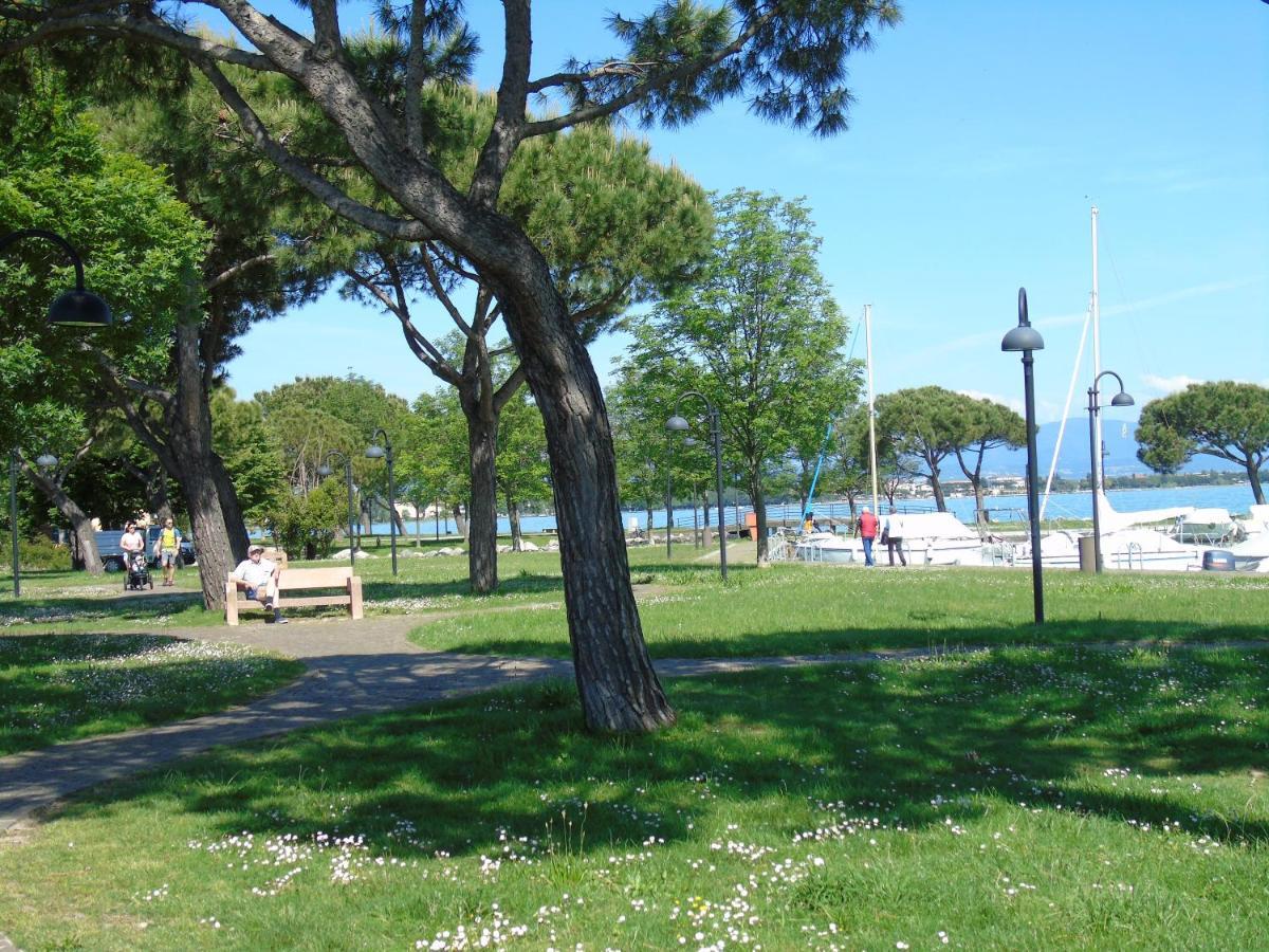Appartamento Discovery Flat With Pool & Bikes Sirmione Esterno foto