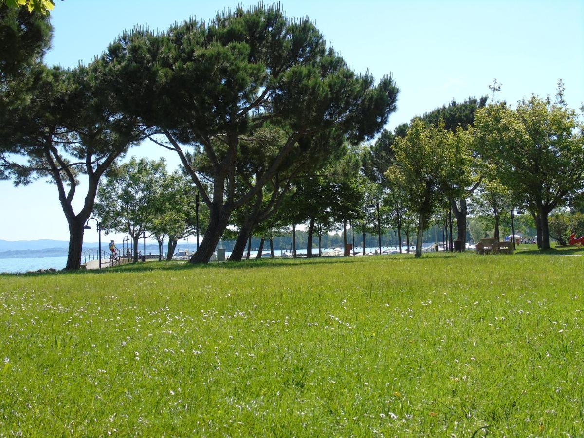 Appartamento Discovery Flat With Pool & Bikes Sirmione Esterno foto