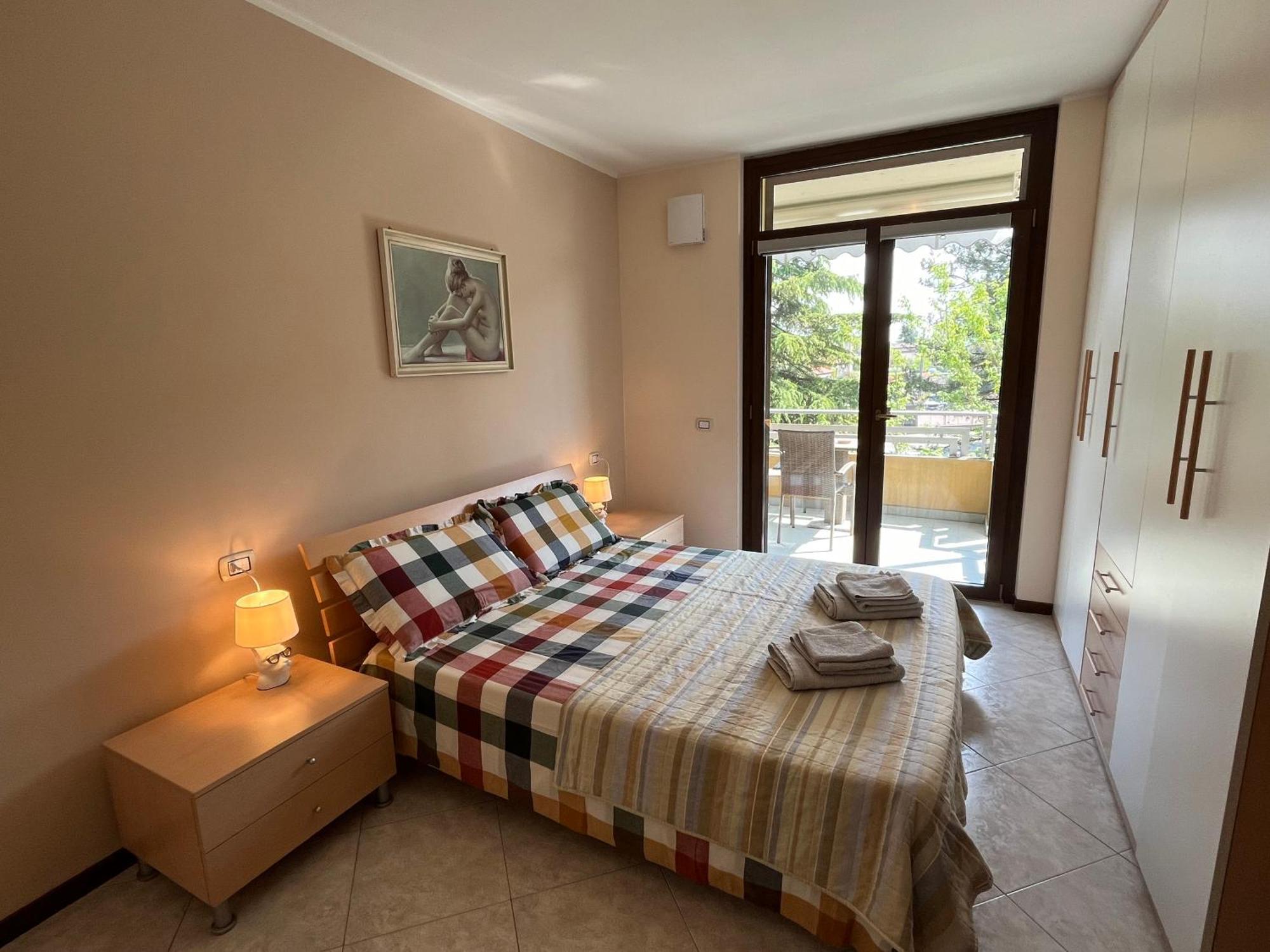 Appartamento Discovery Flat With Pool & Bikes Sirmione Esterno foto